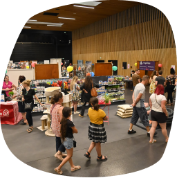 Visiteurs marchant dans les allées du Salon des Ani’Meaux.